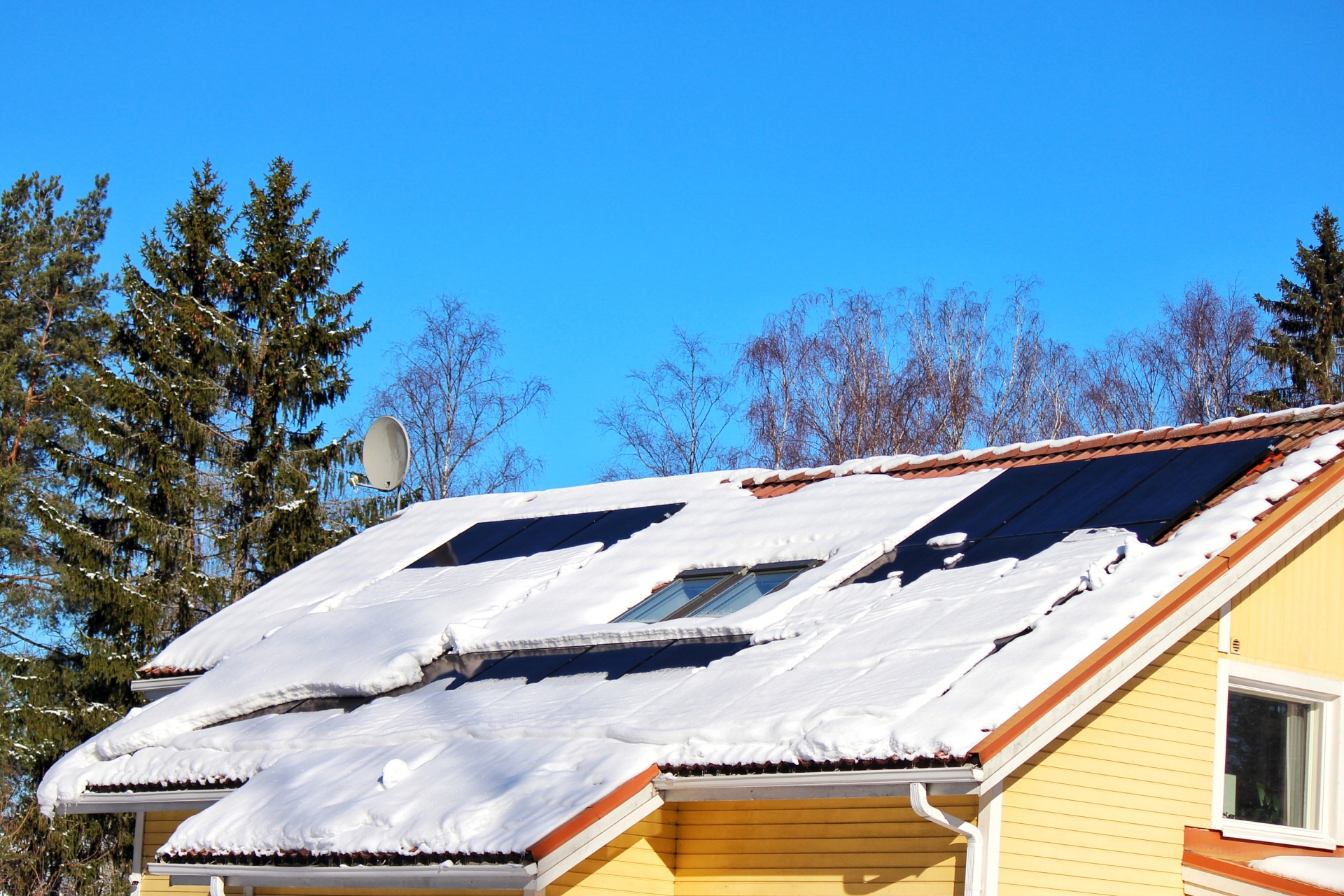 雪国の太陽光発電は雪が積もらないよう傾きが急になっていて雪が滑り落ちていく