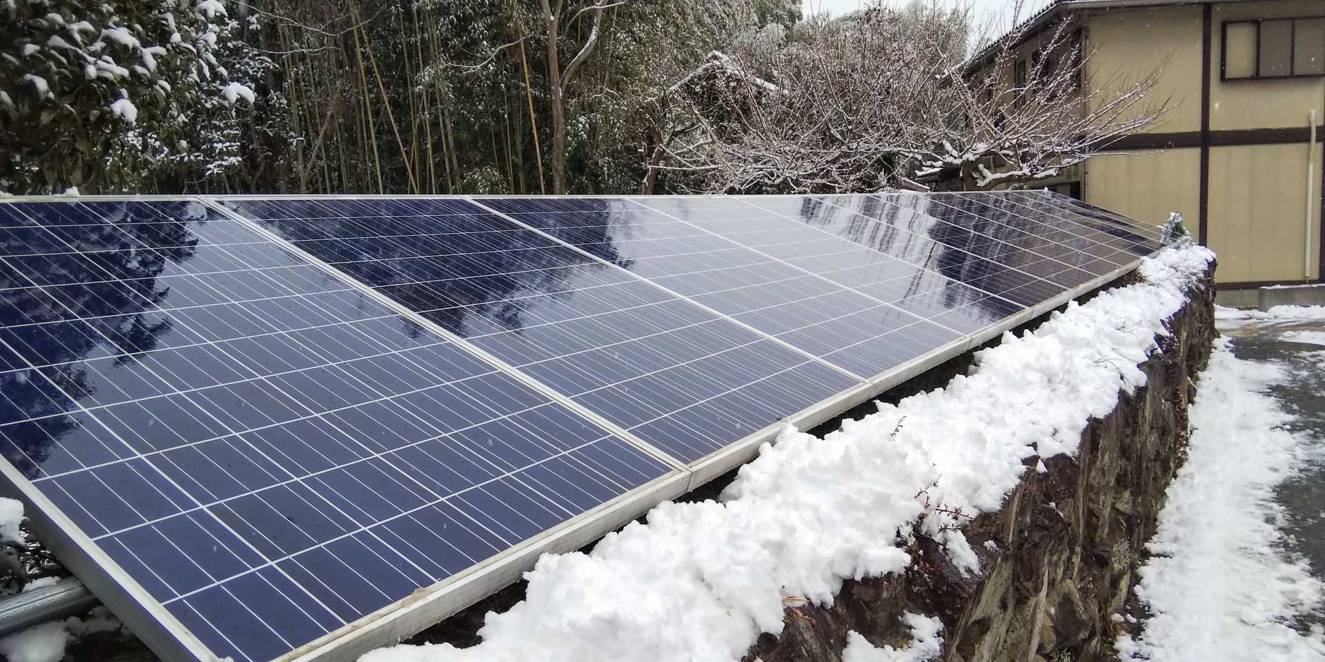 雪の中の太陽光発電