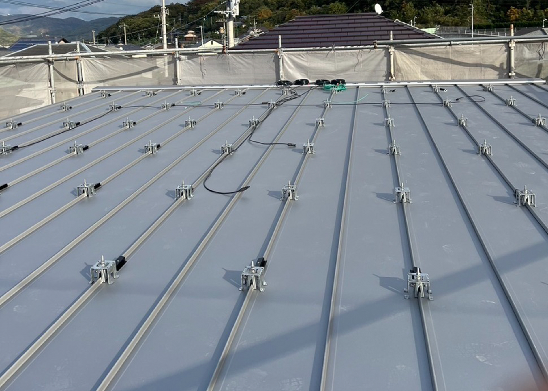 屋根へ太陽光発電パネルの設置をするための架台準備